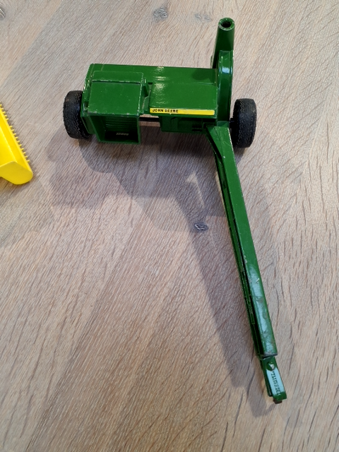 John Deere traktor med tilbehør. Gammelt legetøj for samlere.